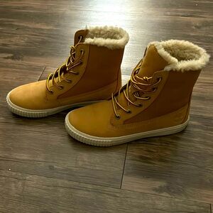 Timberland Tan Lace Up Boots with Fur Lining